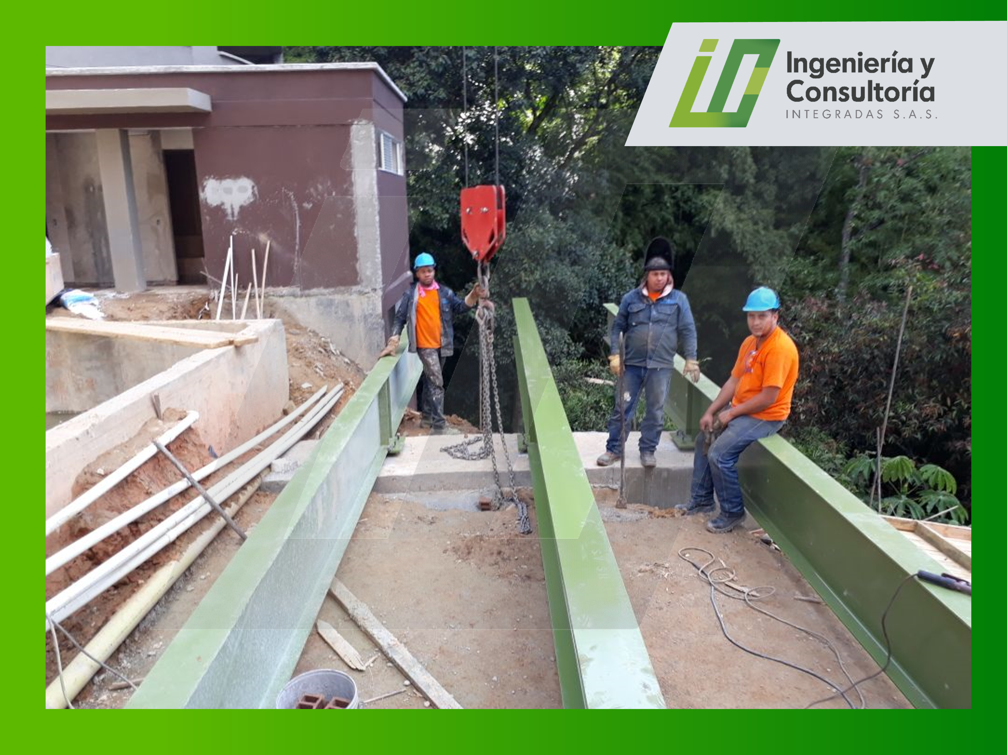 Estructura de acero y sección compuesta, area 53 m², capacidad de carga 500 kg/m², Deck de piscina, uso en zonas sociales en unidad residencial, municipio de Envigado Antioquia.